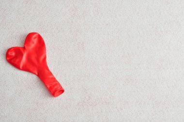 Sevgililer günü. Bir kırmızı kalp şekli balon