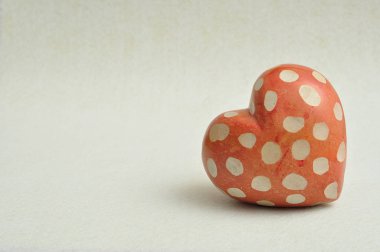 Sevgililer günü. Benekli kırmızı ve beyaz kalp 