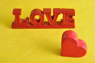 Sevgililer günü. Kırmızı bir kalp ile kelime aşk 