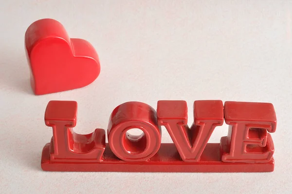 Walentynki. Słowo miłość z czerwonym sercem — Zdjęcie stockowe