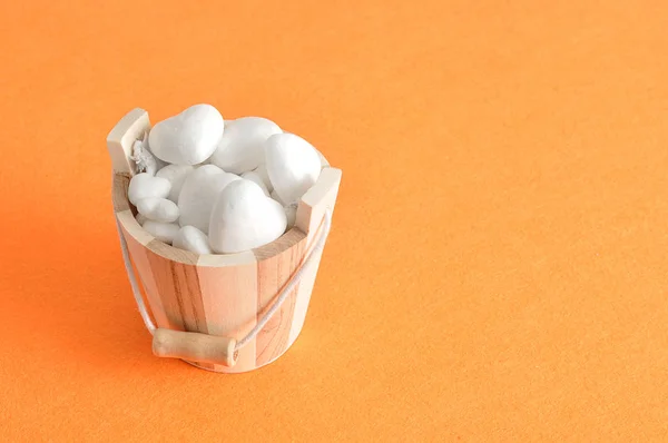 Valentines day. A wooden bucket filled with polystyrene hearts — Stock Photo, Image