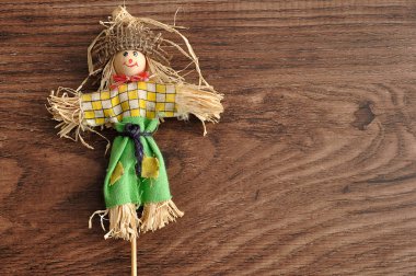 Ahşap arka plan karşı izole gülümseyen korkuluk