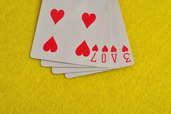 Alla hjärtans dag. Ordet kärlek stavas med spelkort — Stockfoto