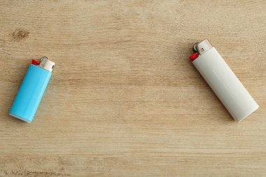 Ahşap arka plan üzerinde izole çakmaklar