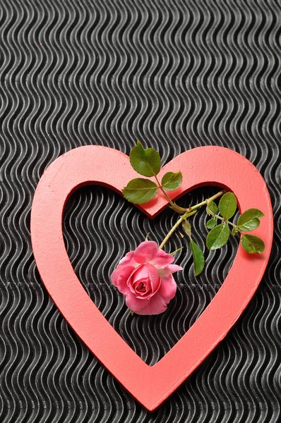 バレンタインの日。ピンクのバラと赤いハート — ストック写真
