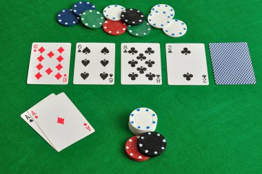 Bir poker masasında kartları ve patates kızartması ile