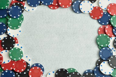 Beyaz bir arka plan ile bir sınır oluşturan poker fişleri