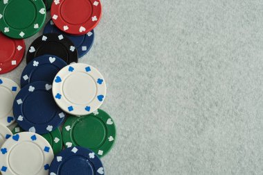 Beyaz bir arka plan ile bir sınır oluşturan poker fişleri