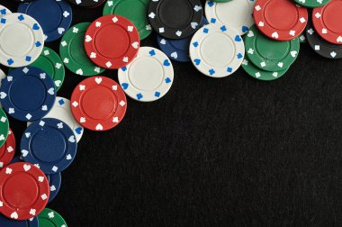 Siyah bir arka plan ile bir sınır oluşturan poker fişleri