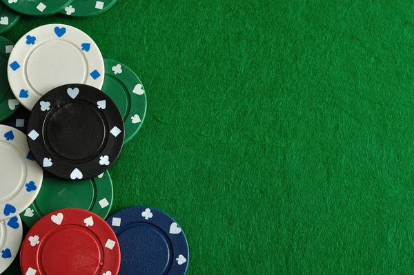 Yeşil bir arka plan ile bir sınır oluşturan poker fişleri — Stok fotoğraf