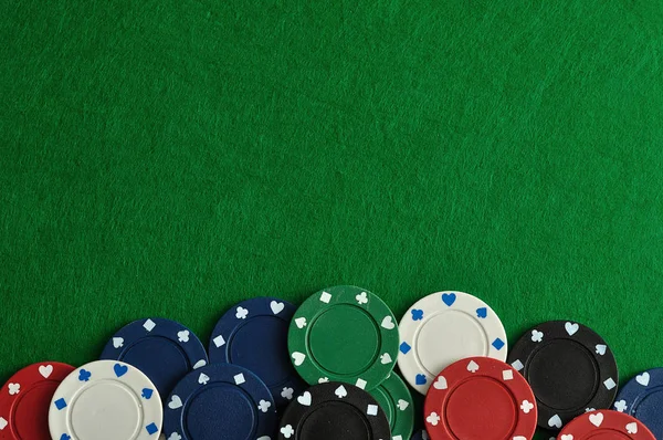 Yeşil bir arka plan ile bir sınır oluşturan poker fişleri — Stok fotoğraf