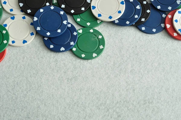 Beyaz bir arka plan ile bir sınır oluşturan poker fişleri — Stok fotoğraf
