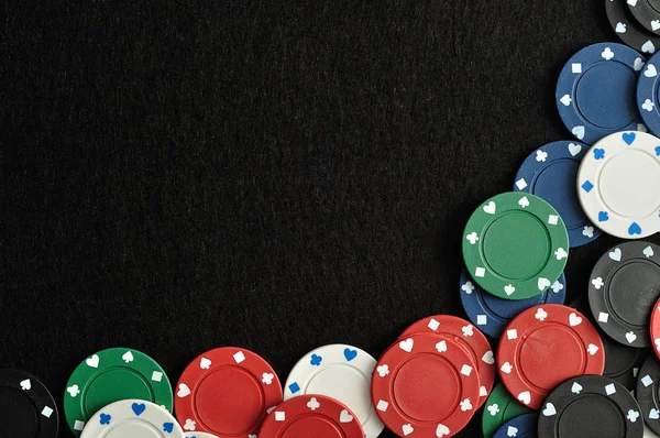 Siyah bir arka plan ile bir sınır oluşturan poker fişleri