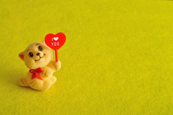 Valentine's day. Figurka kotka, trzymając czerwone serce — Zdjęcie stockowe