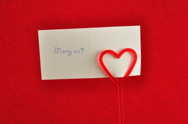 Sevgililer günü. Kırmızı bir kalp ile bir not tutucu 