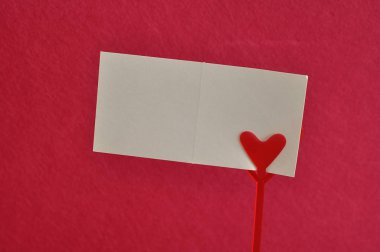 Sevgililer günü. Kırmızı bir kalp ile bir not tutucu