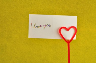 Sevgililer günü. Kırmızı bir kalp ile bir not tutucu 