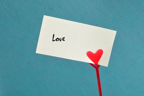 Dia dos Namorados. Um suporte de nota com um coração vermelho — Fotografia de Stock
