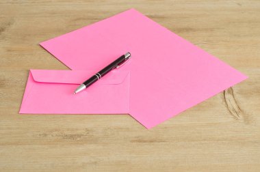 Bir pembe kağıt ve bir kalem ile zarf