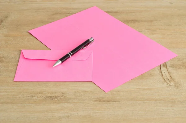 ピンクの紙とペンと封筒 — ストック写真