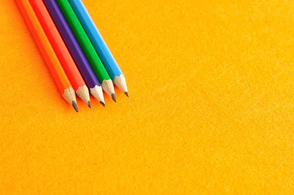 Írás ceruza elszigetelt narancssárga háttér — Stock Fotó