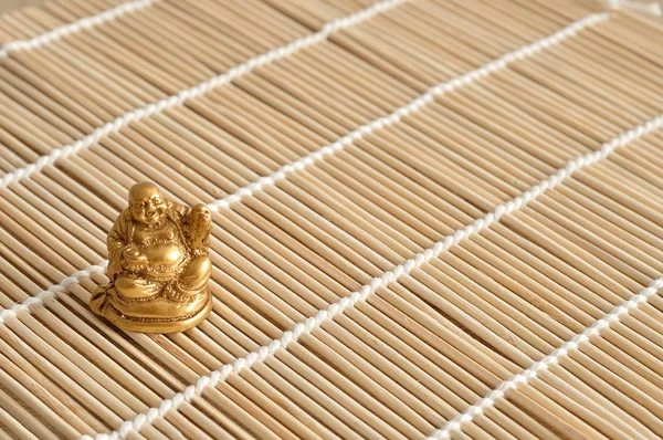 Beeldje van een lachende en vrolijke Gouden Boeddha — Stockfoto