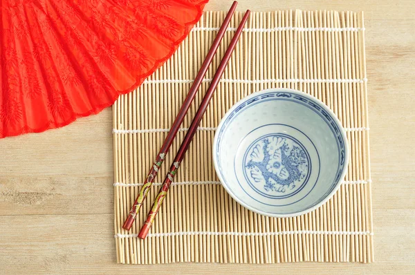 Çene tabağı, yemek çubukları ve el hayranı