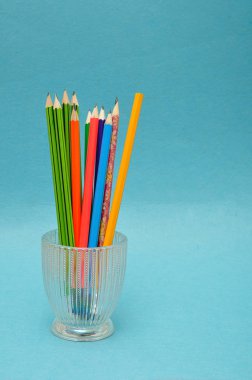 Bir cam kaba kalemler ile