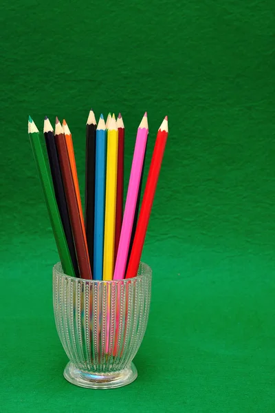 Skleněné nádoby s tužky — Stock fotografie