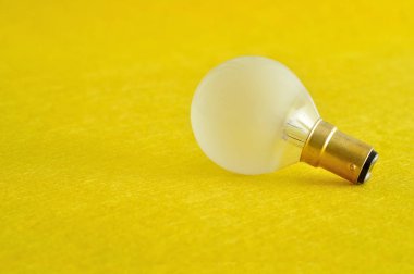Sarı bir arka plan üzerinde izole bir ampul