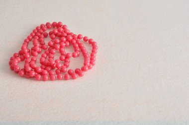 Pembe boncuk kolye bir dizi