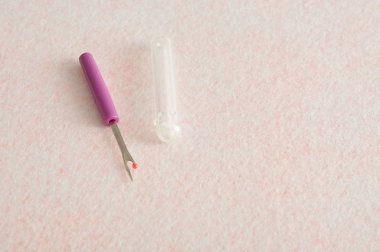 Beyaz bir arka plan üzerinde izole mor dikiş unpicker