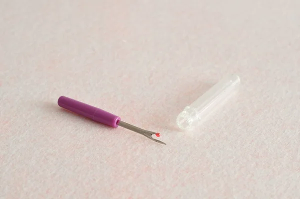 Beyaz bir arka plan üzerinde izole mor dikiş unpicker