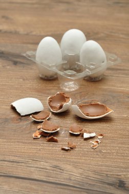 Paskalya yumurtası parçalar halinde kırık beyaz çikolata kaplı 