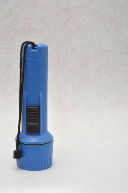 Beyaz bir arka plan karşı izole mavi plastik el feneri