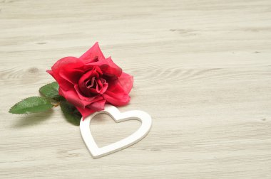 Sevgililer günü. Yapay bir kırmızı gül beyaz bir kalple