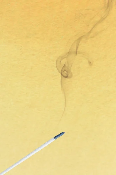 Abstracte witte rook van een wierook stokje — Stockfoto