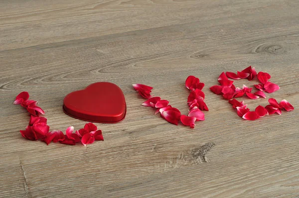 Walentynki. Miłość słowo pisane z płatków róży — Zdjęcie stockowe