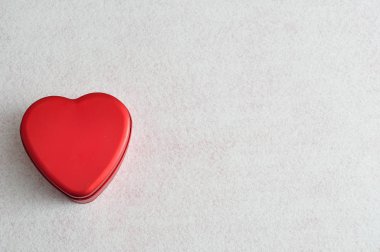 Sevgililer günü. Beyaz bir arka plan karşı izole kırmızı kalp