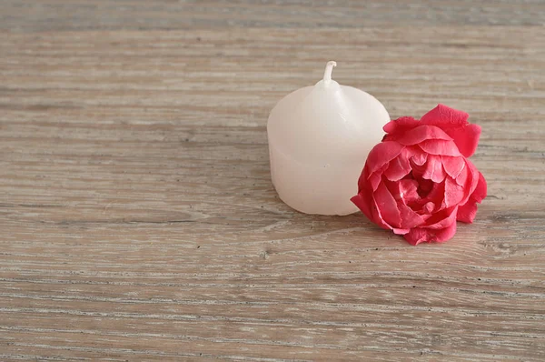 Una vela blanca con una rosa rosa — Foto de Stock