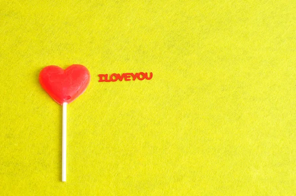 Egy szív alakú nyalókát ezekkel a szavakkal szeretlek — Stock Fotó