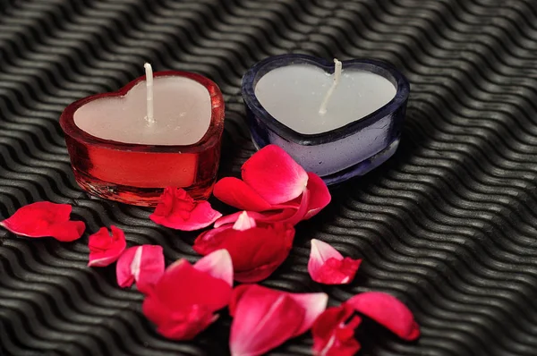 Duas velas em forma de coração exibidas com pétalas de rosa vermelha Fotografias De Stock Royalty-Free