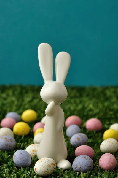 Een beeldje van de witte kunststof bunny weergegeven met gespikkelde Pasen BV — Stockfoto
