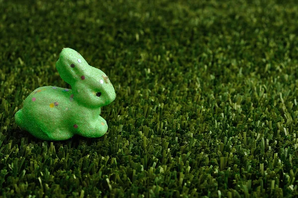 Een groene konijntje voor Pasen decoratie — Stockfoto
