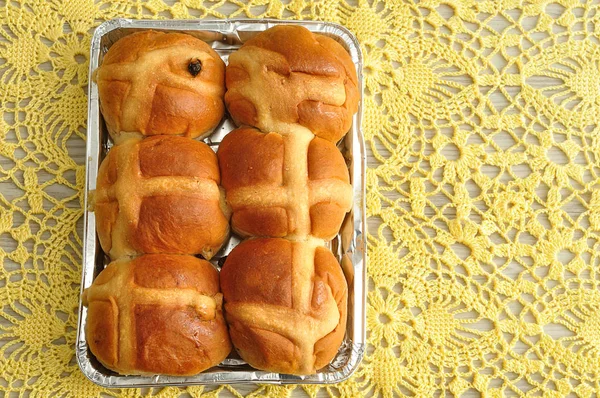 Pães de cruz quente para a Páscoa — Fotografia de Stock