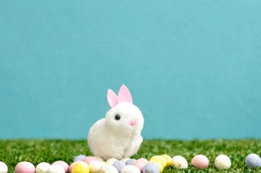 Benekli Paskalya yumurtaları ile tüylü tavşan heykelcik
