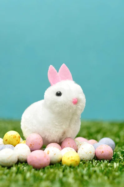 Een fluffy bunny beeldje met gespikkelde paaseieren — Stockfoto