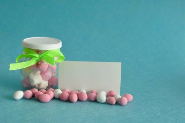 Bir kavanoz marshmallow ile dolu ve şeker ile görüntülenir 