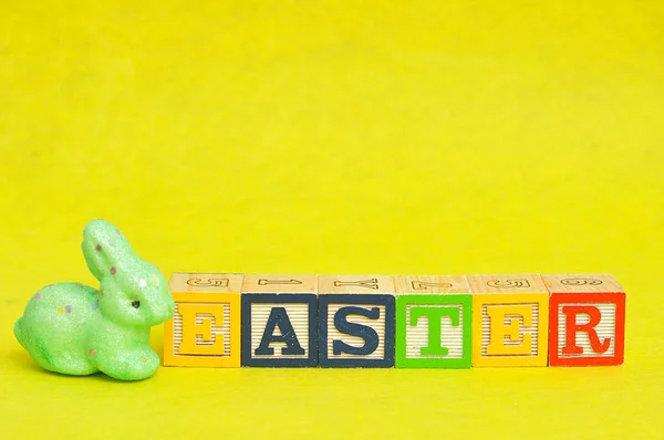 Velikonoční napsána Abeceda bloky a zelený zajíček — Stock fotografie
