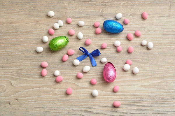 A variety of easter eggs displayed on a wooden background — Stock Photo, Image